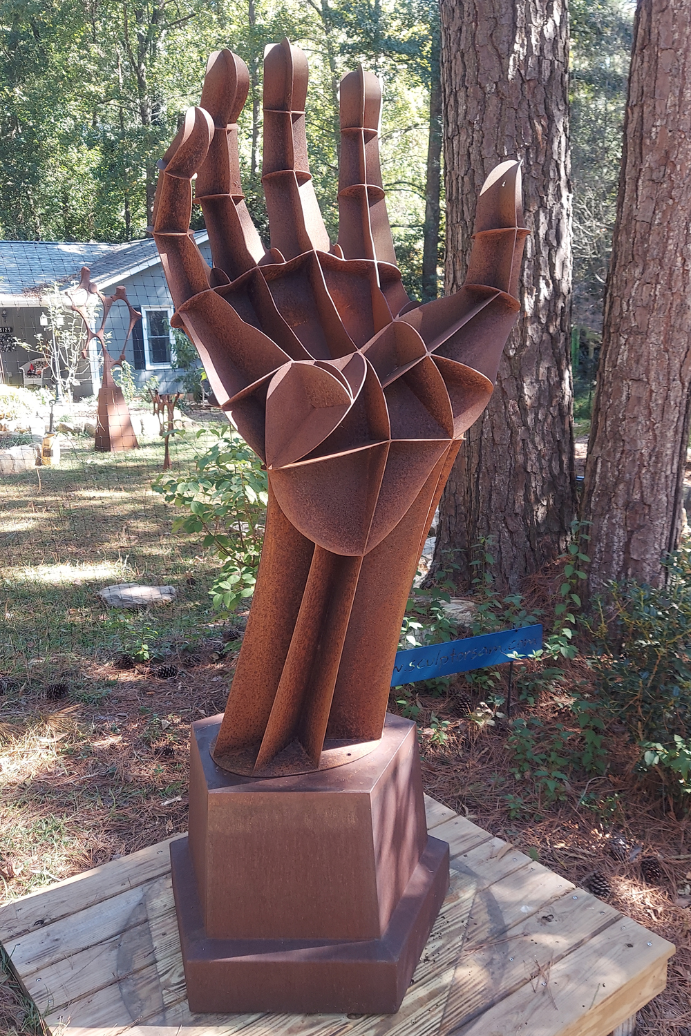 Photo of the sculpture Dawn by Sam Spiczka Photo of the sculpture Dawn by Sam Spiczka
